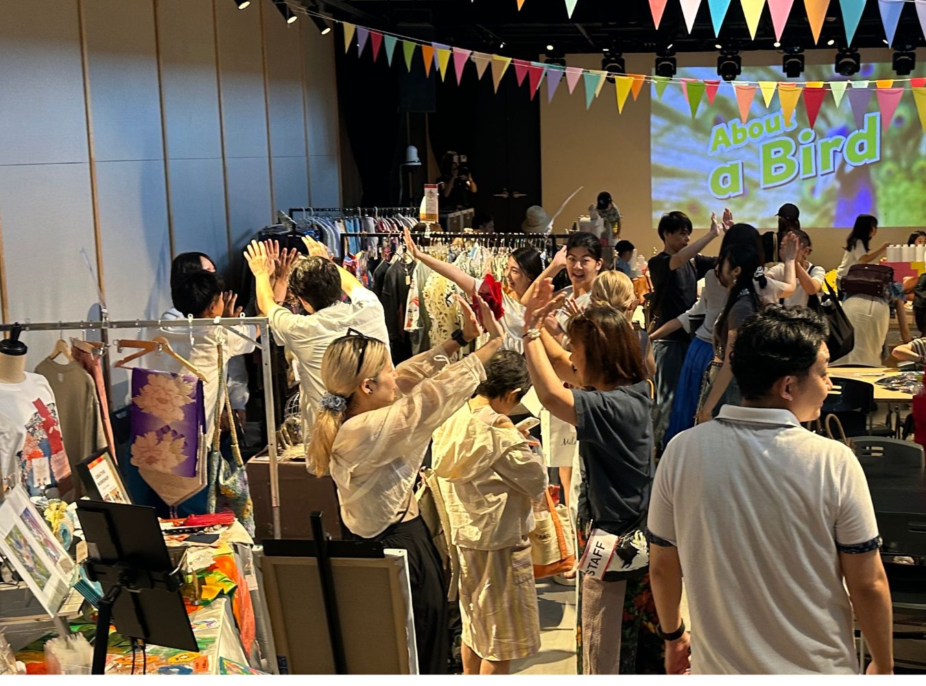 合図はハイタッチのジェスチャー